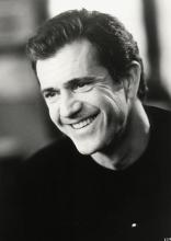 Mel Gibson historiallisen spektaakkelin kimppuun