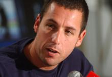 Sandler hölmöilee homopalomiehenä Sandler hölmöilee homopalomiehenä
