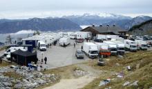 Kuvia Nicolas Cagesta pynttäytyneenä ritariksi