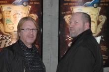 Markku Pölönen ja Heikki Silvennoinen ruutulipulla Markku Pölönen ja Heikki Silvennoinen ruutulipulla