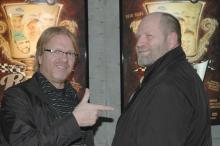 Markku Pölönen ja Heikki Silvennoinen ruutulipulla Markku Pölönen ja Heikki Silvennoinen ruutulipulla