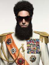 Haastattelussa diktaattori Aladeen (Sacha Baron Cohen) Haastattelussa diktaattori Aladeen (Sacha Baron Cohen)