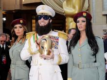 Haastattelussa diktaattori Aladeen (Sacha Baron Cohen) Haastattelussa diktaattori Aladeen (Sacha Baron Cohen)