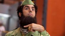 Haastattelussa diktaattori Aladeen (Sacha Baron Cohen) Haastattelussa diktaattori Aladeen (Sacha Baron Cohen)