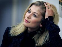 Rosamund Pike: Naispaholaisen muotokuva